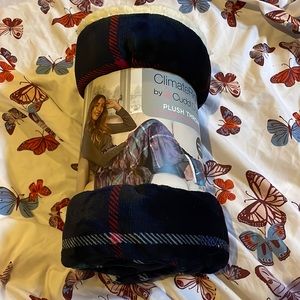 Cuddl Dubs plush throw Climate Right blanket with foot pocket.